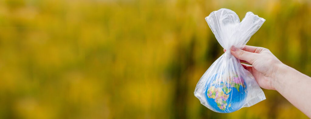 mano humana sostiene planeta tierra bolsa plastico concepto contaminacion residuos plasticos calentamiento global debido al efecto invernadero 5