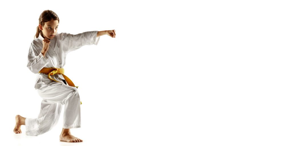 joven confiado kimono practicando combate cuerpo cuerpo artes marciales 3
